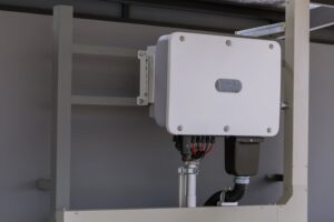 Falownik fotowoltaiczny zamontowany na ścianie pomieszczenia technicznego